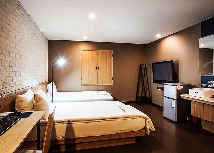 Comma Motel 2*