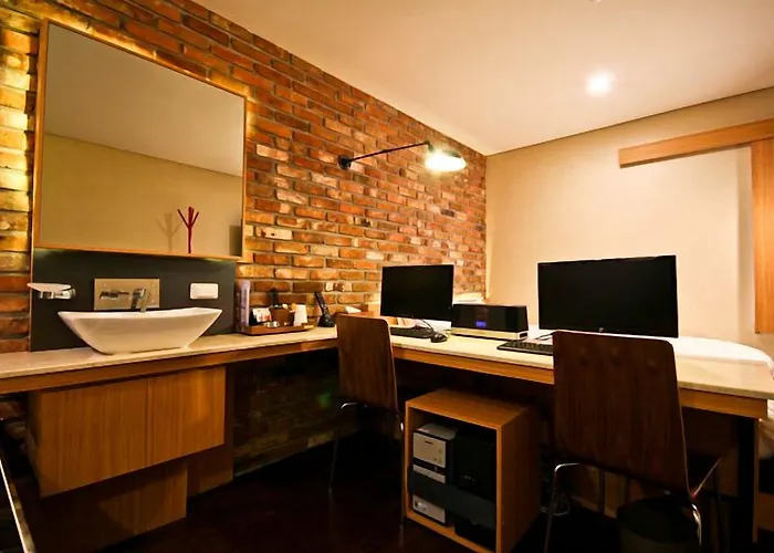 Comma Motel 2*