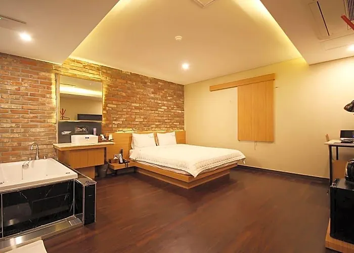 Comma Motel 2*