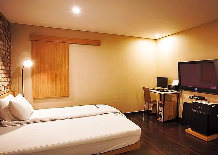Comma Motel 2*