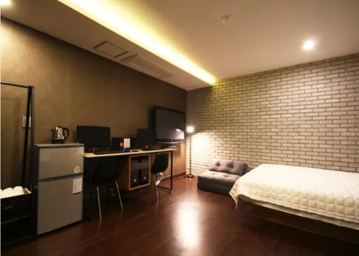 Comma Motel 2*