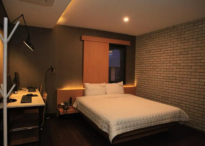 Comma Motel 2*